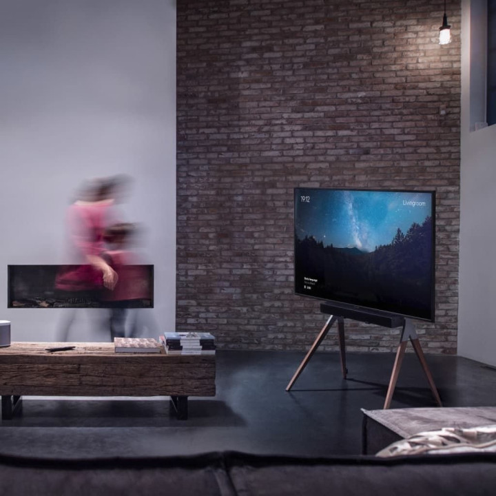 Stojak One For All WM7481 FALCON dla TV 32-70'' z drewnianymi nóżkami + soundbar